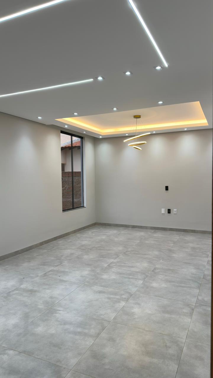 Sala de estar com gesso rebaixado e iluminação em LED